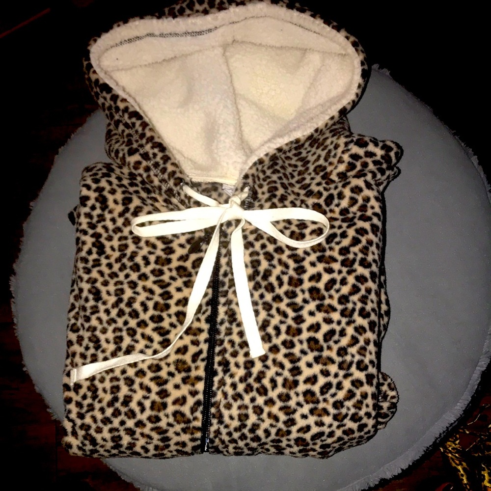 Leopard print robe & sleepware bundle…